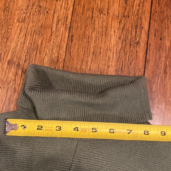 Green turtle neck sweater or dress - Picture 8 of 9